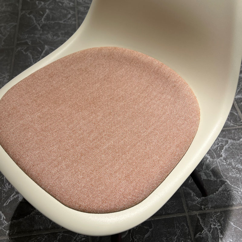 dsw Eames plastic side chair selges fra utstillingen