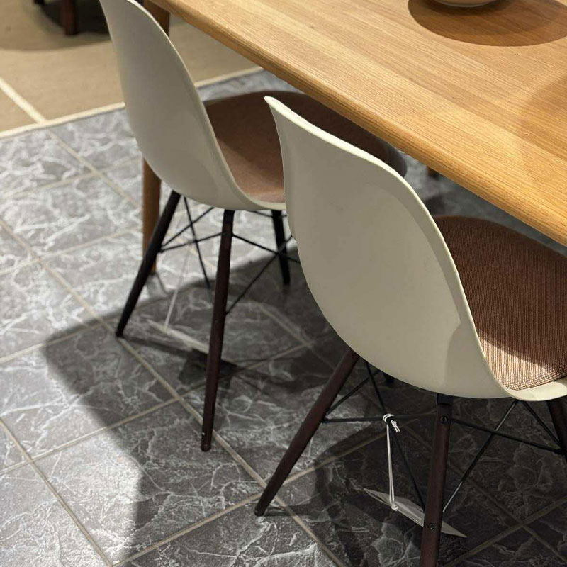 dsw Eames plastic side chair selges fra utstillingen