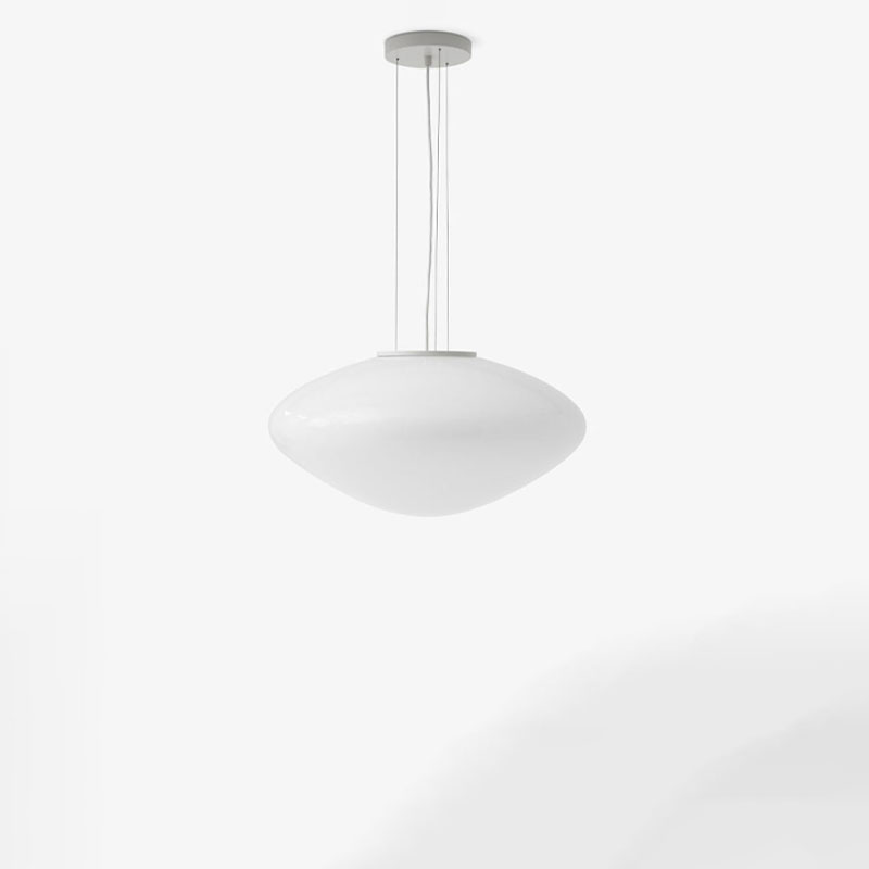 Mist AP15 taklampe i opalt glass fra and tradition
