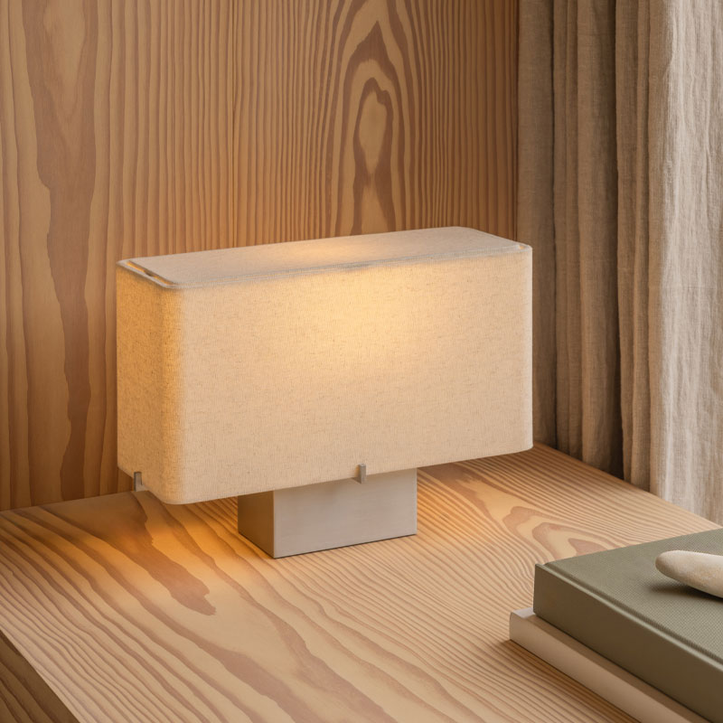 Nonna bordlampe med aluminiumsfot fra audo