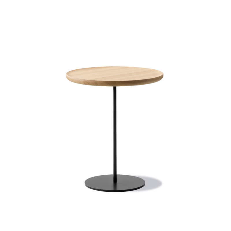 Pal sidebord i lysoljet eik med sort understell fra fredericia