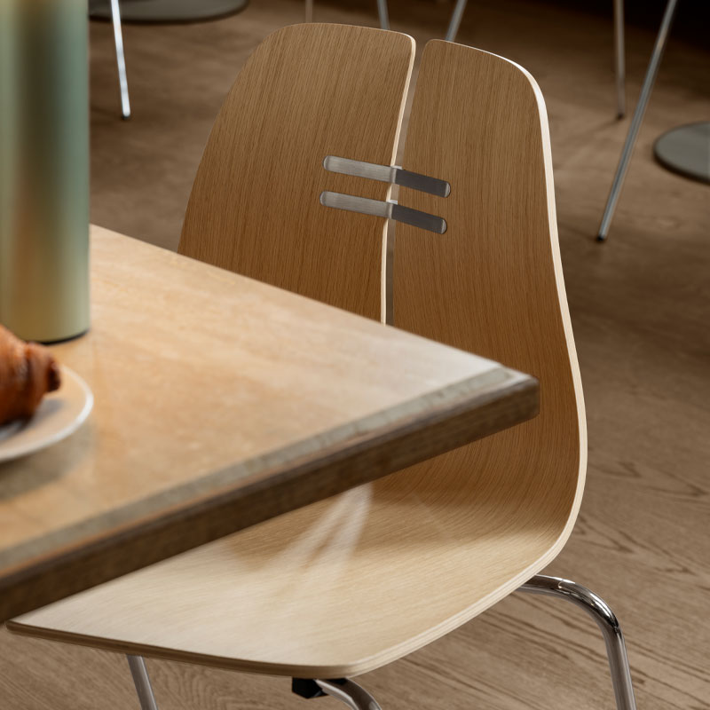 pk3 spisestol i lakket eik med korm understell fra fritz hansen