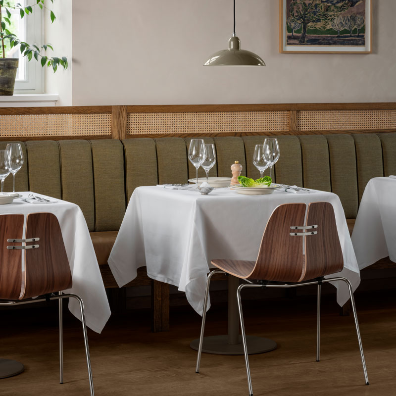 pk3 spisestol i lakket valnøtt med korm understell fra fritz hansen