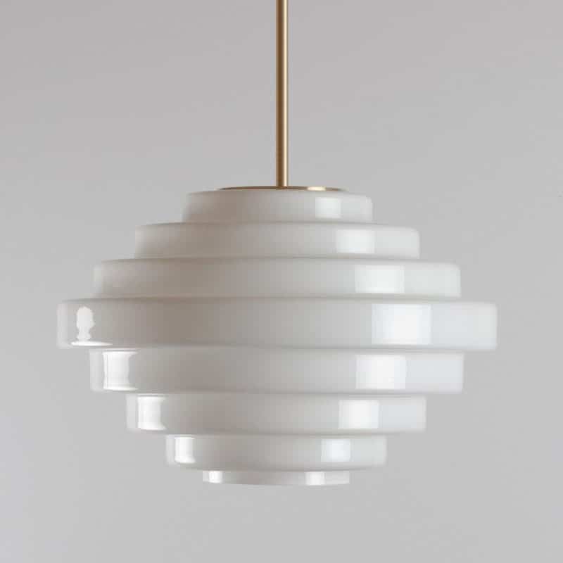 steg by step med hvitt opalt glass og messing oppheng fra house of Holmedal