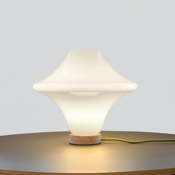 formD bordlampe med opal hvitt glass med bøk sokkel fra house of Holmedal