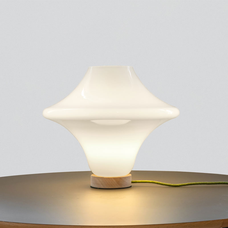 formD bordlampe med opal hvitt glass med bøk sokkel fra house of Holmedal