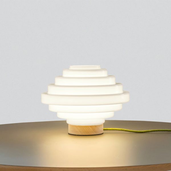 step by step bordlampe med opal hvitt glass med bøk sokkel fra house of holmedal