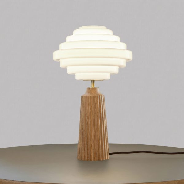 step by step premium nbordlampe med hvit opal glass og sokkel I eik fra house of holmedal