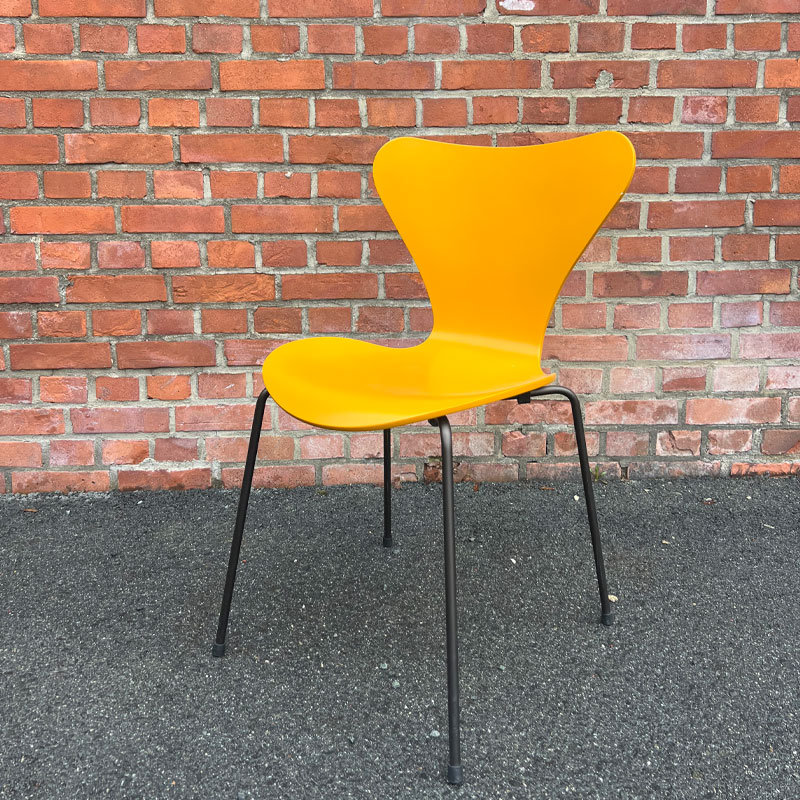 SERIE 7 lakkert burnt yellow | Utstillingsmodell spisestol_fritz_Hansen06