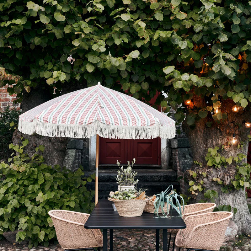 beach parasoll I rød og grønn med frynser fra house doctor