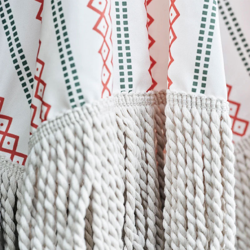 beach parasoll I rød og grønn med frynser fra house doctor