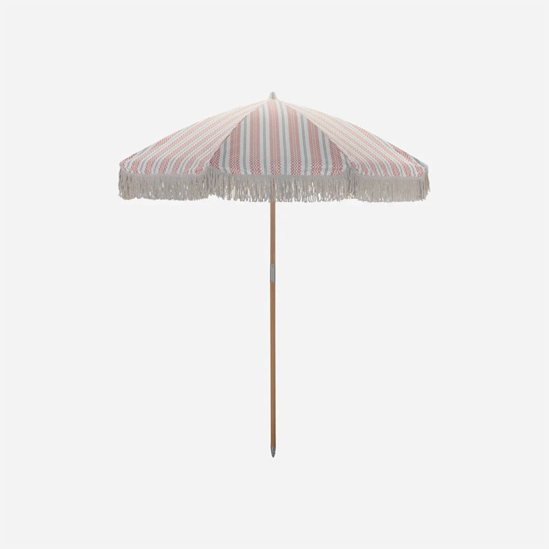 beach parasoll I rød og grønn med frynser fra house doctor