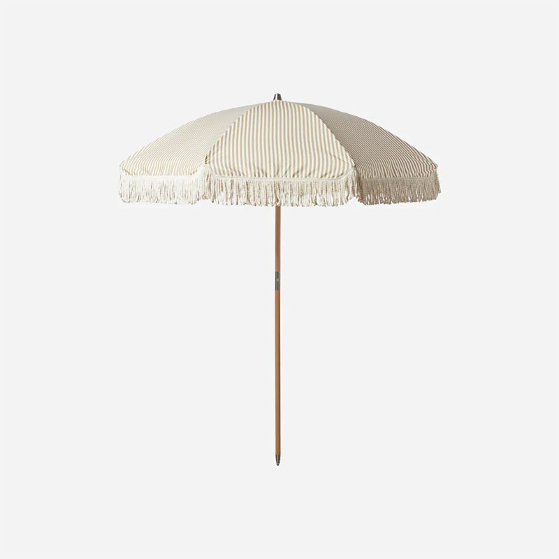garden parasoll I beige og off white med frynser fra house doctor