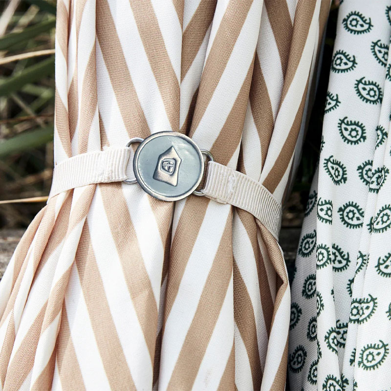 garden parasoll I beige og off white med frynser fra house doctor