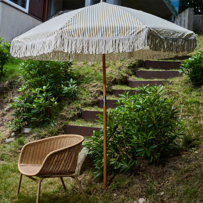 garden parasoll I beige og off white med frynser fra house doctor