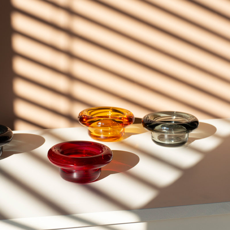 Sirkel telysholder i mid winter red, amber yellow og light grey fra nedre foss