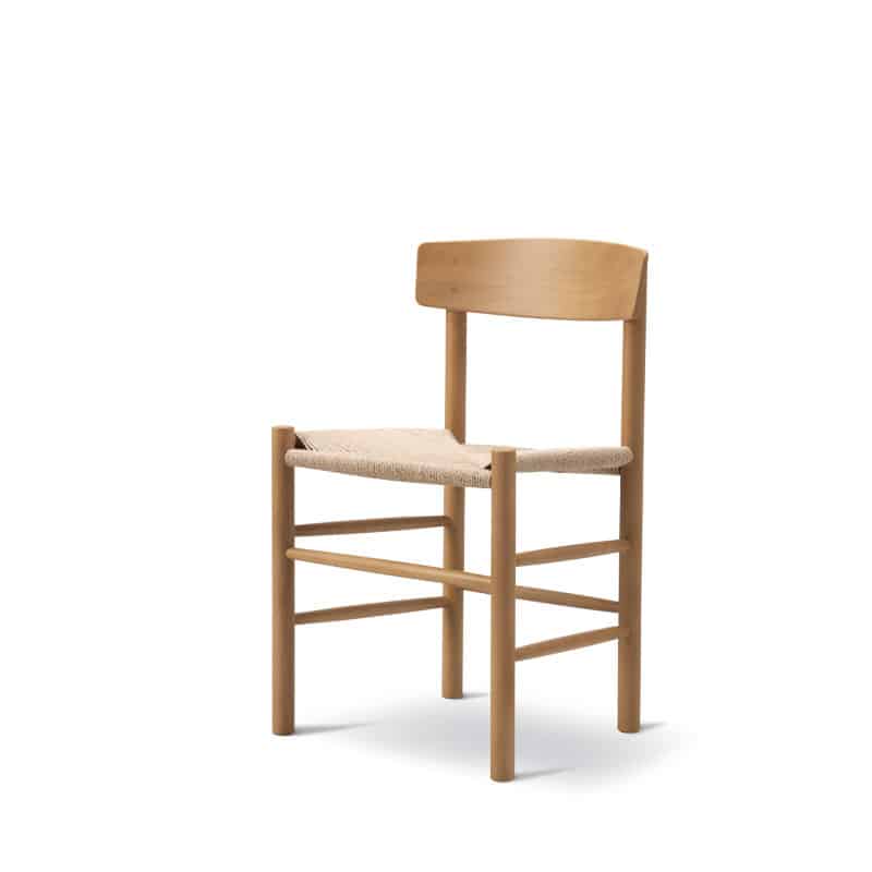 J39_spisestol_heritage_vintage_lakket_bøk_Produktbilde_profil_fra_fredericia