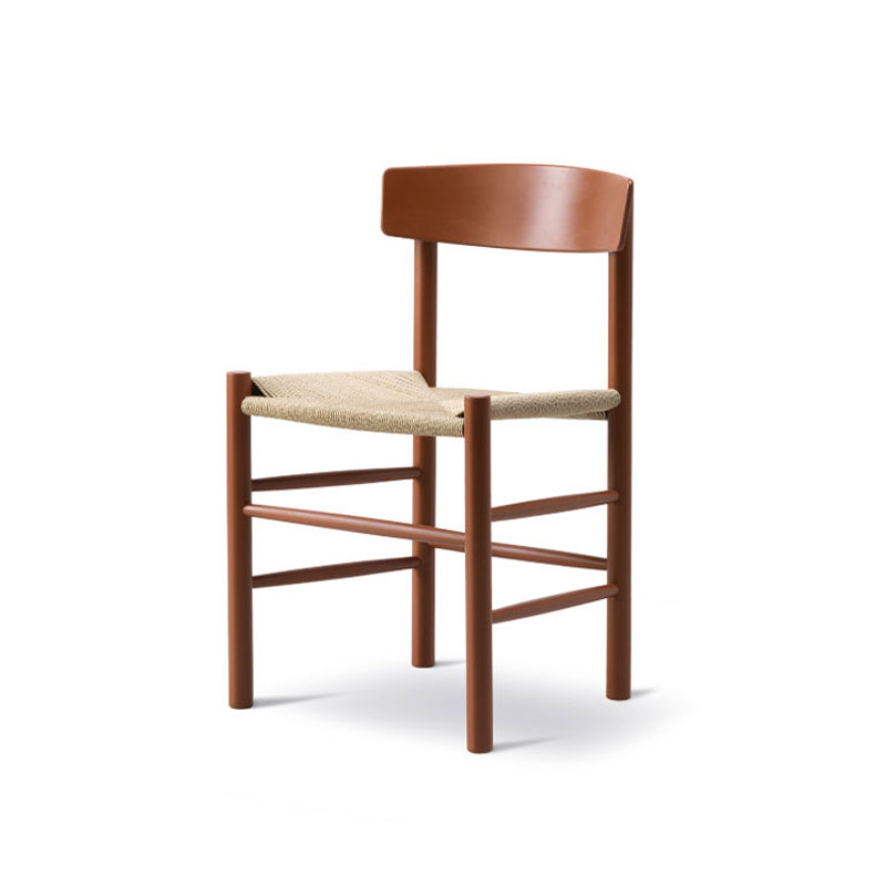 J39_spisestol_heritage_rød_lakket_bøk_produktbilde_angle02_fra_fredericia