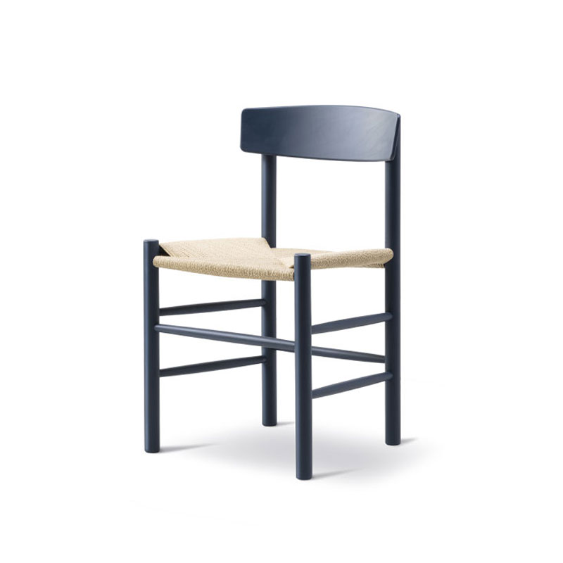 J39_spisestol_indigo_blå_lakket_bøk_produktbilde_angle02_fra_fredericia