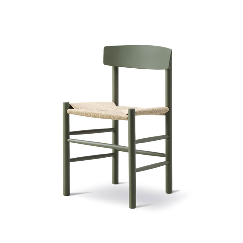 J39_spisestol_khaki_grønn_lakket_bøk_produktbilde_angle02_fra_fredericia
