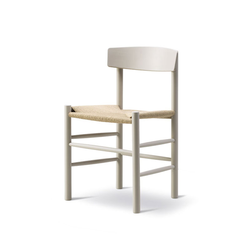 J39_spisestol_pepple_lakket_bøk_Produktbilde_angle_fra_fredericia
