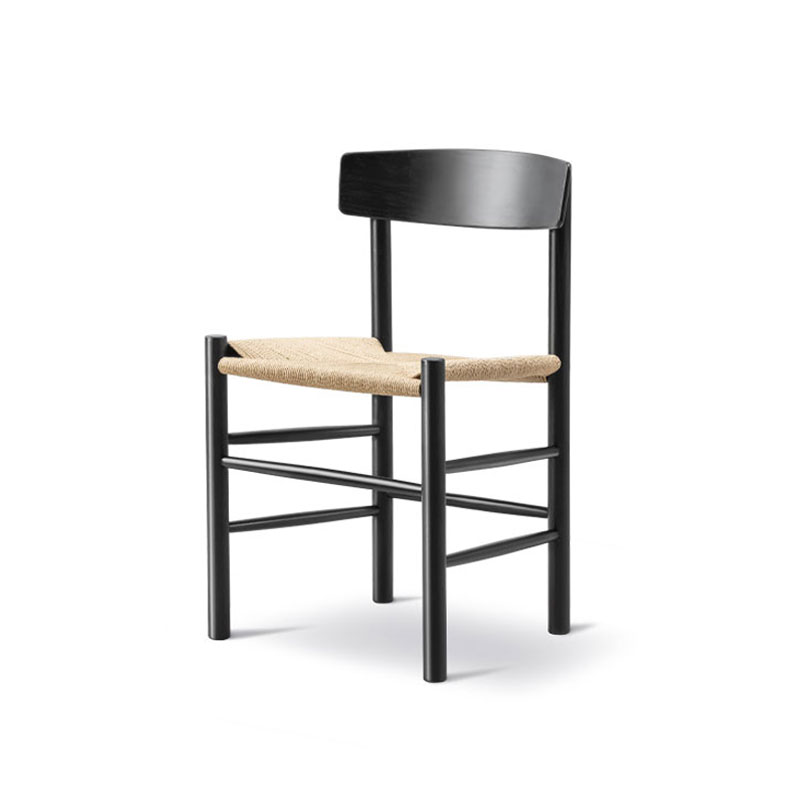 J39_spisestol_sort_lakket_bøk_Produktbilde_angle_fra_fredericia