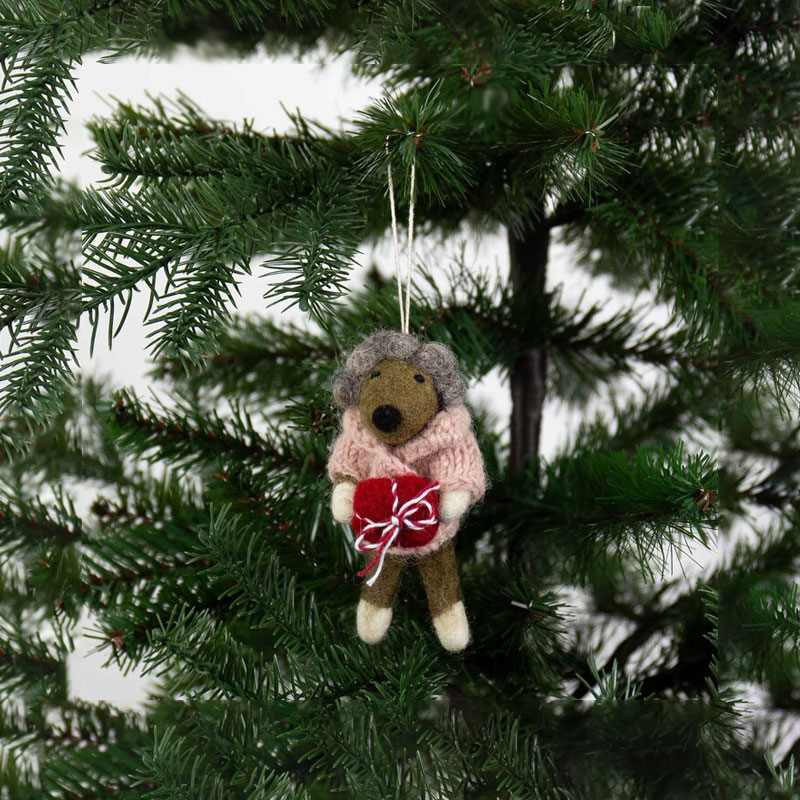 Juleornament_bear_with_christimas_present_a_world_of_craft