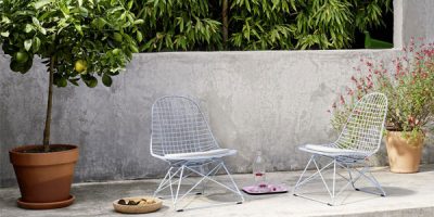 Eames-Wire-chair-lounge-miljøbilde-sky-blue